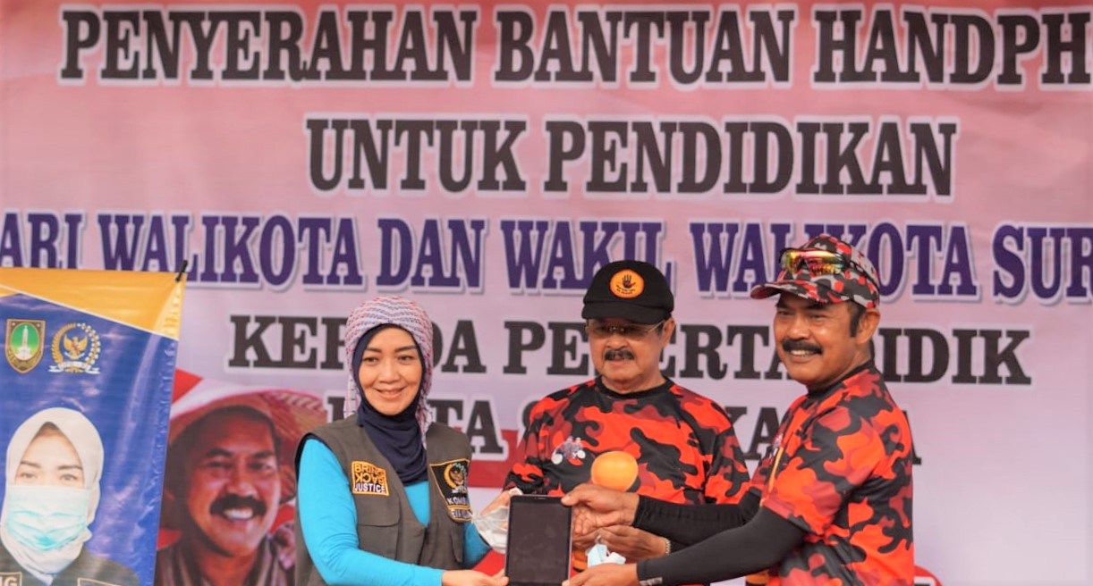 Eva Bantu 25 Unit Gawai Pendidikan untuk Pelajar Surakarta